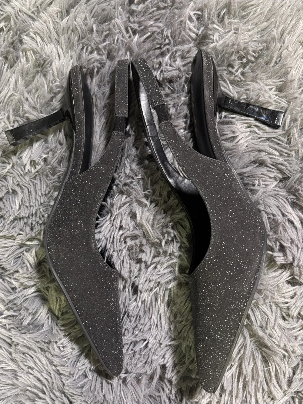 Elisabet Tang elegant black